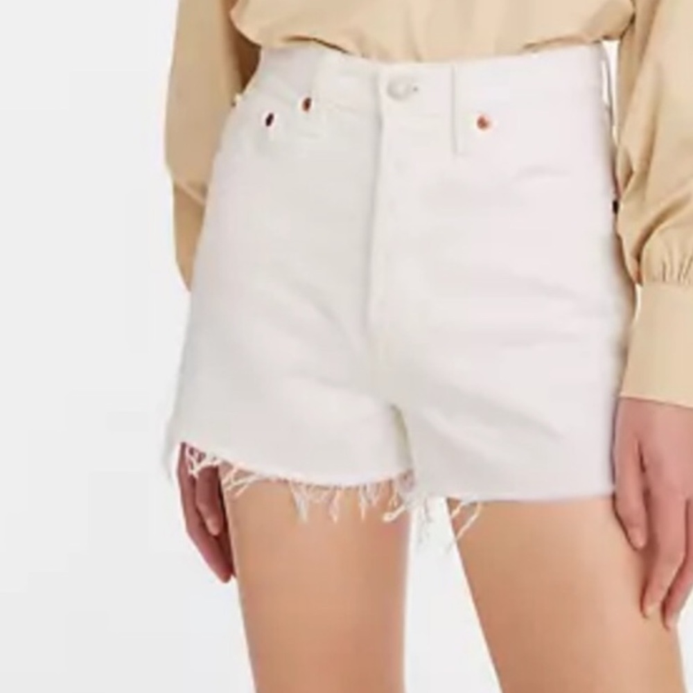 Levi’s Ribcage Super High Rise Shorts in Off White